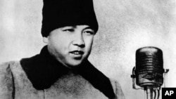 지난 1948년 2월 북한 평양에서 열린 조선인민군 창설 열병식에서 김일성 최고사령관이 연설했다며, 당시 관영 조선중앙통신이 공개한 사진. 