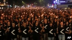 Ribuan orang mengikuti pawai obor di Yerevan, Ibu Kota Armenia, Minggu, 23 April 2023, untuk memperingati 1,5 juta orang Armenia yang dibunuh pada masa Kekhalifahan Utsmaniyah Turki lebih dari satu abad lalu. (Foto: Hayk Baghdasaryan/Photolure via AP)