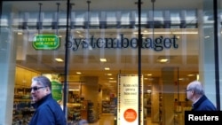 Warga berjalan melewati Systembolaget, sebuah toko minuman beralkohol milik pemerintah, di Stockholm, Swedia, pada 9 Mei 2017. (Foto: Reuters/Ints Kalnins)