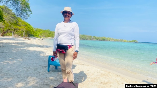 Sayín Rojas, vendedora de helados de los cayos del estado Falcón, en Venezuela, de 43 años, posa para una foto en la playa de Boca Seca.