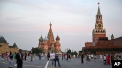 La gente pasea por la Plaza Roja en Moscú, Rusia, el martes 1 de agosto de 2023.