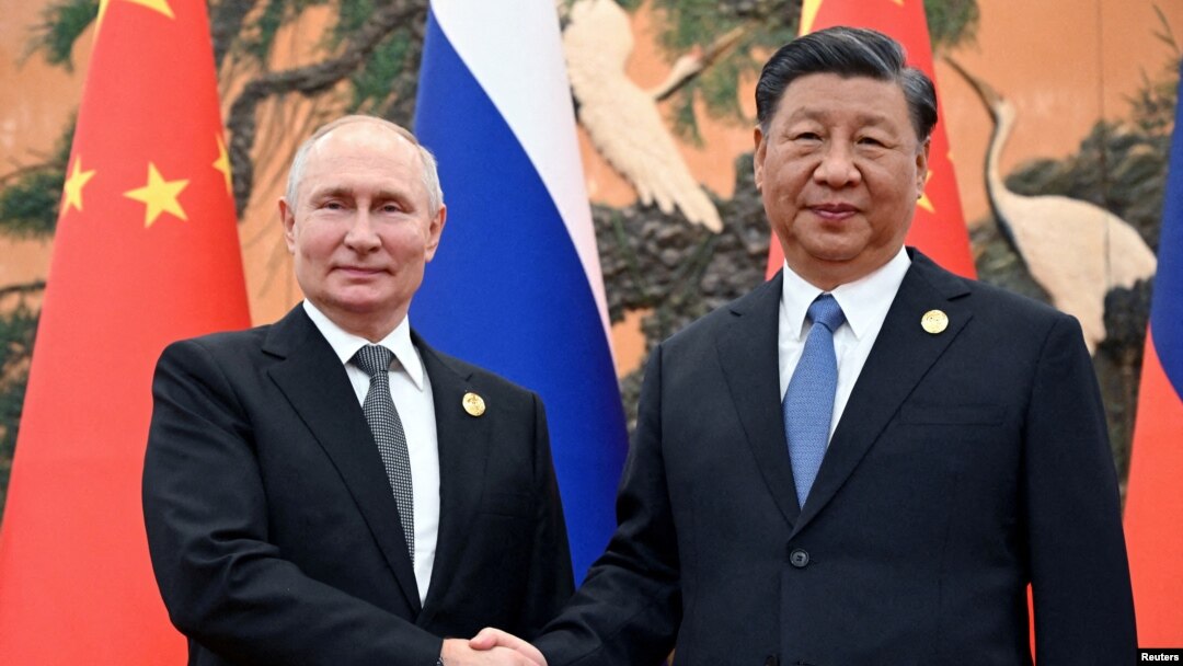 Arhiva: Ruski predsednik Vladimir Putin rukuje se sa kineskim predsednikom Ši Đinpingom tokom sastanka na samitu Foruma inijative Pojas i put, u Pekingu, Kina, 18. oktobra 2023.