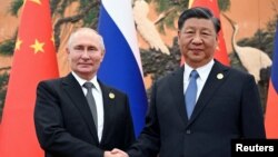 Arhiva: Ruski predsednik Vladimir Putin rukuje se sa kineskim predsednikom Ši Đinpingom tokom sastanka na samitu Foruma inijative Pojas i put, u Pekingu, Kina, 18. oktobra 2023.