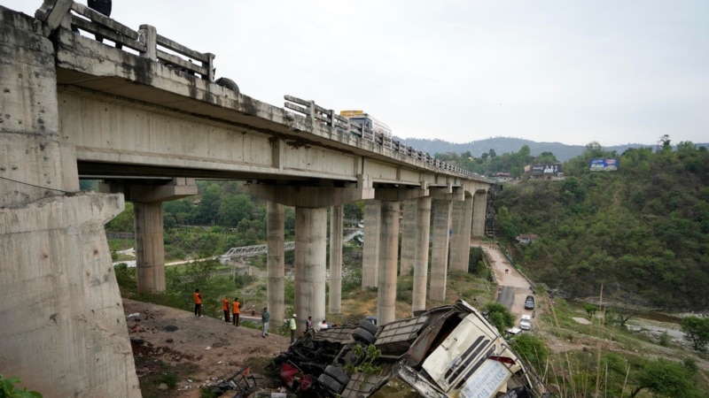 Tim penyelamat memeriksa sekitar lokasi kecelakaan sebuah bus yang membawa peziarah Hindu di ngarai Himalaya dekat Jammu, India, Selasa, 30 Mei 2023. (AP /Channi Anand)