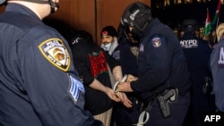 22일 뉴욕 맨해튼에서 NYPD 경찰이 이스라엘-하마스 전쟁에 항의하기 위해 뉴욕대학교 캠퍼스에 야영지를 설치한 친팔레스타인 학생과 시위대를 구금하고 있습니다.