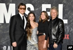 Jake Bongiovi, Millie Bobby Brown, Dorothea Bongiovi dan Jon Bon Jovi di acara pemutaran "Damsel" di New York ( Evan Agostini/Invision/AP)