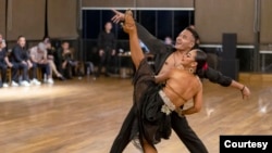 Atlet Dansa Latin Ballroom Titanno Bayuseto Dahono dan pasangannya, Ratu Nurchoiriah. (Courtesy: Titanno Bayuseto Dahono)
