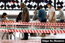 Para pemilih mengantre untuk memberikan suaranya di tempat pemungutan suara saat pemilihan presiden di Singapura, 1 September 2023. (Foto: REUTERS/Edgar Su)