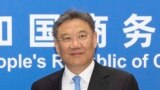 ARCHIVO - En esta foto publicada por el Departamento de Relaciones Exteriores y Comercio, el ministro de Comercio chino, Wang Wentao, posa para una foto al margen de una reunión en Beijing el 12 de mayo de 2023.