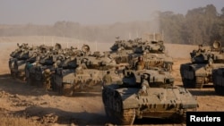 4일 이스라엘과 가자지구 국경 사이에 서있는 이스라엘 군 탱크.