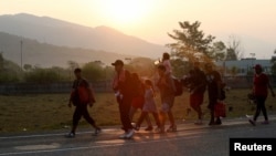 Migrantes detenidos por meses en el sur de México caminan hacia Ciudad de México el 26 de abril de 2023.