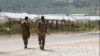2022年4月13日，以色列士兵在以色列中部Ibthan附近的安全圍欄旁巡邏，該圍欄將以色列與被佔領的約旦河西岸隔開。