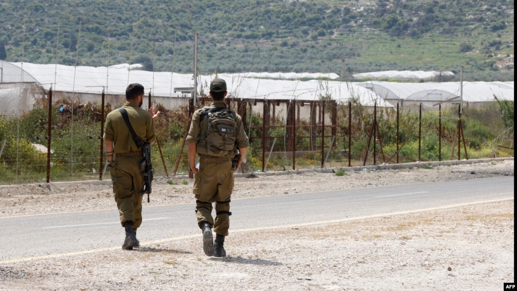 2022年4月13日，以色列士兵在以色列中部Ibthan附近的安全围栏旁巡逻，该围栏将以色列与被占领的约旦河西岸隔开。(photo:VOA)