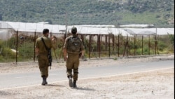 2022年4月13日，以色列士兵在以色列中部Ibthan附近的安全围栏旁巡逻，该围栏将以色列与被占领的约旦河西岸隔开。