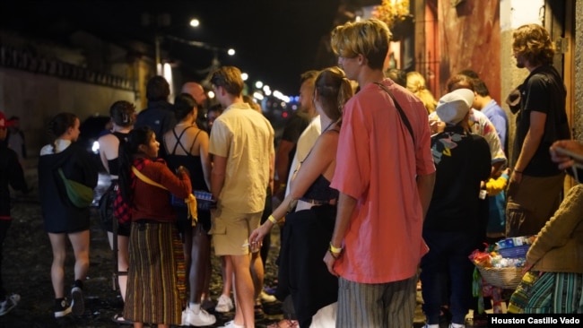 Decenas de turistas y ciudadanos guatemaltecos se desbordaron en las discotecas previo a la entrada en vigencia de la "Ley Seca" que prohíbe la venta y consumo de alcohol. Foto: VOA, Houston Castillo