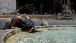 Seorang warga tampak membenamkan kepalanya ke dalam kolam air mancur di Piazza del Popolo di Roma, Italia, di tengah gelombang panas yang melanda pada 18 Juli 2023. (Foto: Reuters/Remo Casilli)