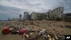 El paso de Otis dejó escombros regados en las playas de Acapulco. Foto del 25 de octubre de 2023.