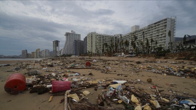 El paso de Otis dejó escombros regados en las playas de Acapulco. Foto del 25 de octubre de 2023.