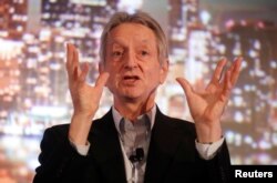 Pelopor kecerdasan buatan Geoffrey Hinton berbicara di Thomson Reuters Financial and Risk Summit di Toronto, 4 Desember 2017. (REUTERS/Mark Blinch)