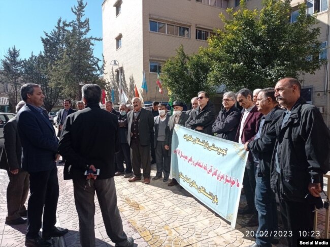 تجمع اعتراضی بازنشستگان شرکت مخابرات در استان لرستان؛ دوشنبه ۱ اسفند ۱۴۰۱