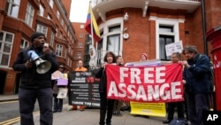 Pristalice Džulijana Asanža na protestu ispred ekvadorsle ambasade u Londonu (Foto: AP/Frank Augstein)