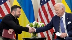 ARCHIVO - El presidente Joe Biden estrecha la mano del presidente ucraniano Volodymyr Zelenskyy en París, el 7 de junio de 2024.