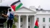 Seorang pria mengibarkan bendera Palestina dalam aksi pro-Palestina di Lafayette Square, di depan Gedung Putih, Washington, D.C., Sabtu, 14 Oktober 2023. (AP/Andrew Harnik)