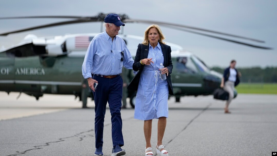 Presiden Joe Biden dan ibu negara Jill Biden berjalan untuk menaiki pesawat kepresidenan Air Force One, di bandara Gainesville, Florida, 2 September lalu.