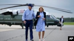 Presiden Joe Biden dan ibu negara Jill Biden berjalan untuk menaiki pesawat kepresidenan Air Force One, di bandara Gainesville, Florida, 2 September lalu.