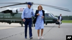 Prezidan Joe Biden ak premye dam Jill Biden mache pou y al monte nan avyon prezidansyel la Air Force One, nan ayeropo Gainesville la nan eta Florid, 2 Sept. 2023. 