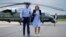 Prezidan Joe Biden ak premye dam Jill Biden mache pou y al monte nan avyon prezidansyel la Air Force One, nan ayeropo Gainesville la nan eta Florid, 2 Sept. 2023. 