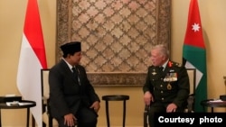 Menteri Pertahanan Prabowo Subianto (kiri) bertemu dengan Raja Yordania Abdullah II bin Al-Hussein di Amman, Yordania, pada 10 Juni 2024. (Foto: courtesy of Kemenhan)