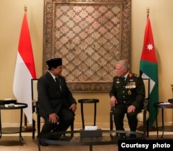 Menteri Pertahanan Prabowo Subianto (kiri) bertemu dengan Raja Yordania Abdullah II bin Al-Hussein di Amman, Yordania, pada 10 Juni 2024. (Foto: courtesy of Kemenhan)