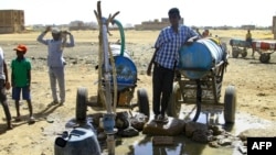 Des civils tentent de s'approvisionner en eau dans le sud de Khartoum le 22 avril 2023: les combats en cours entre les forces de deux généraux soudanais rivaux ont provoqué des pénuries d'eau.