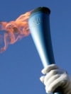 ARHIVA - Ceremonija paljenja olimpijske baklje u drevnoj Olimpiji u Grčkoj - uoči Olimpijskih igara u Sidneju 2000. (Foto: Reuters)