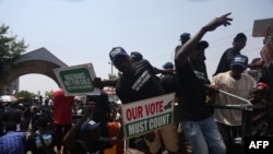 Les partisans du candidat du Parti démocratique populaire du Nigéria, Atiku Abubakar, manifestent au siège de la Commission électorale nationale indépendante (INEC), à propos des résultats des élections présidentielles et générales du Nigéria de 2023 