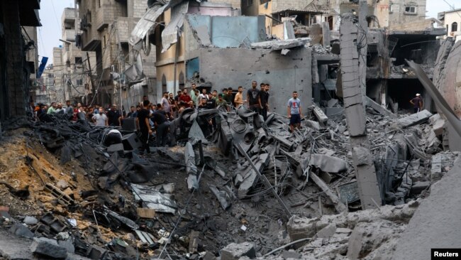 Palestinezët shohin dëmet pas goditjeve izraelite, pas sulmeve të befasishme të Hamasit. Gaza, 9 tetor 2023.