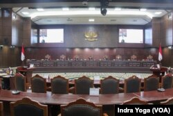 Suasana sidang putusan Mahkamah Konstitusi (MK) terkait putusan batas umur calon presiden dalam pemilu, Senin (23/10) di Jakarta. (VOA/Indra Yoga)