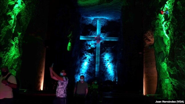 La Catedral de Sal de Zipaquirá, construida sobre una vieja mina de sal, es considerada uno de los principales lugares de culto del país, y declarada como Patrimonio de la Humanidad por la Unesco.