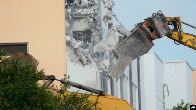 Crews start the demolition of the Marjory Stoneman Douglas High School building, Friday, June 14, 2024, where 17 people died in the 2018 mass shooting in Parkland, Fla. (AP Photo/Wilfredo Lee)