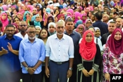 Presiden terpilih Maladewa Mohamed Muizzu, tengah, dari Partai Kongres Nasional Rakyat (PNC) menyampaikan pidato dalam pertemuan dengan para pendukung setelah pemilihan presiden negara itu, di Male pada 2 Oktober 2023. (Foto: AFP)