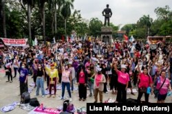 Perempuan dan aktivis Filipina menari saat protes pada Hari Perempuan, di Manila, Filipina, 8 Maret 2023. (Foto: REUTERS/Lisa Marie David)