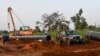 Des ouvriers nigériens et chinois sur le chantier de construction d'un oléoduc dans la région de Gaya, au Niger, le 10 octobre 2022. 