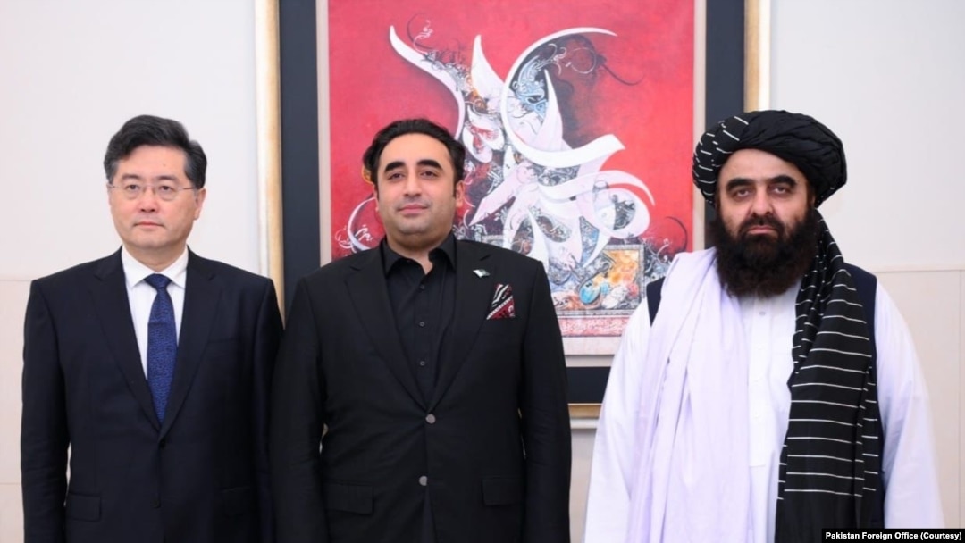 Chinese Foreign Minister Qin Gang, left, Pakistani Foreign Minister Bilawal Bhutto Zardari, center, and Afghan Taliban Foreign Minister Amir Khan Muttaqi before opening trilateral talks in Islamabad, May 6, 2023 (Photo courtesy of Pakistan Foreign Office)