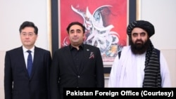 中国外长秦刚、巴基斯坦外长扎尔达里和阿富汗塔利班临时外长穆塔基在伊斯兰堡举行三边会谈。（2023年5月6日）
