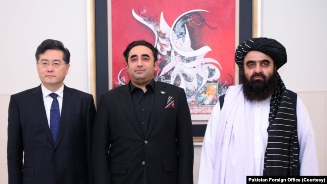 Chinese Foreign Minister Qin Gang, left, Pakistani Foreign Minister Bilawal Bhutto Zardari, center, and Afghan Taliban Foreign Minister Amir Khan Muttaqi before opening trilateral talks in Islamabad, May 6, 2023 (Photo courtesy of Pakistan Foreign Office)