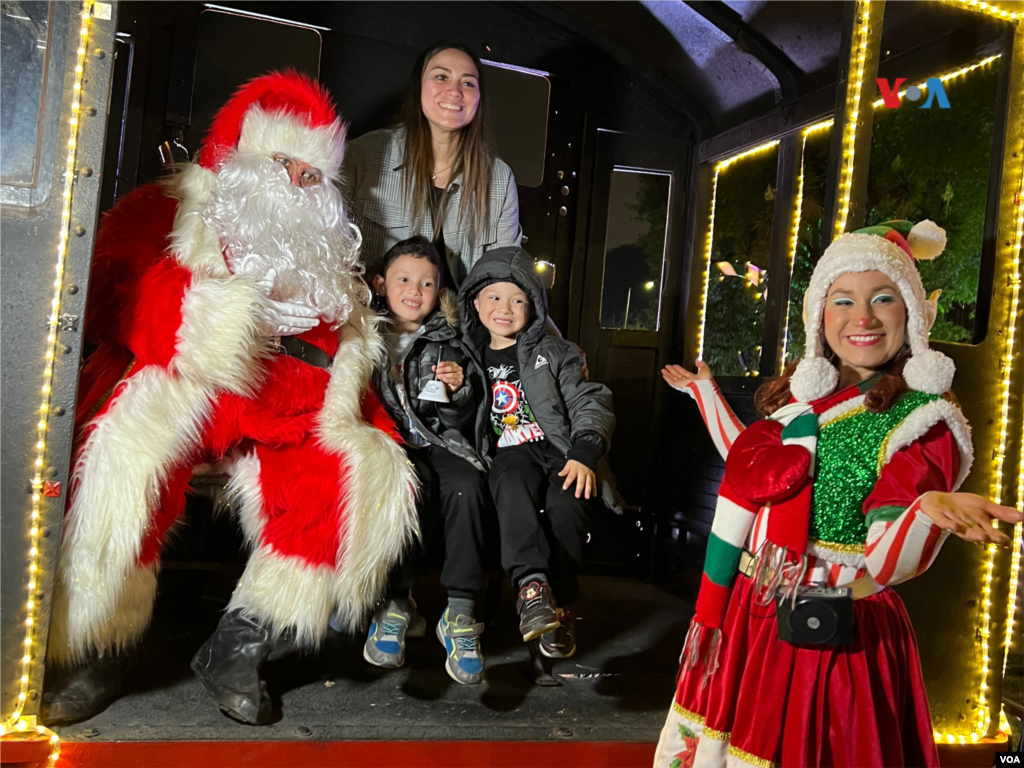 Adultos recrean con sus disfraces a personajes navideños, en Bogotá, Colombia.