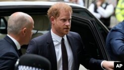 Pangeran Harry tiba di Pengadilan Tinggi di London, pada 6 Juni 2023. (Foto: AP/Frank Augstein)