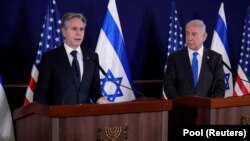 Tel Aviv မြို့ အစ္စရေးကာကွယ်ရေးဝန်ကြီးဌာနမှာပြုလုပ်တဲ့ သတင်းစာရှင်းလင်းပွဲအတွင်းတွေ့ရတဲ့ အမေရိကန်နိုင်ငံခြားရေးဝန်ကြီး Antony Blinken နဲ့ အစ္စရေးဝန်ကြီးချုပ် Benjamin Netanyahu (အောက်တိုဘာ ၁၂၊ ၂၀၂၃)