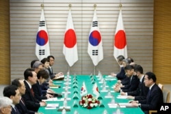 Delegasi Korea Selatan dipimpin Presiden Yoon Suk Yeol (kiri), dan delegasi Jepang dipimpin Fumio Kishida, melakukan pertemuan bilateral di Kantor Perdana Menteri, di Tokyo, Jepang, Kamis, 16 Maret 2023.